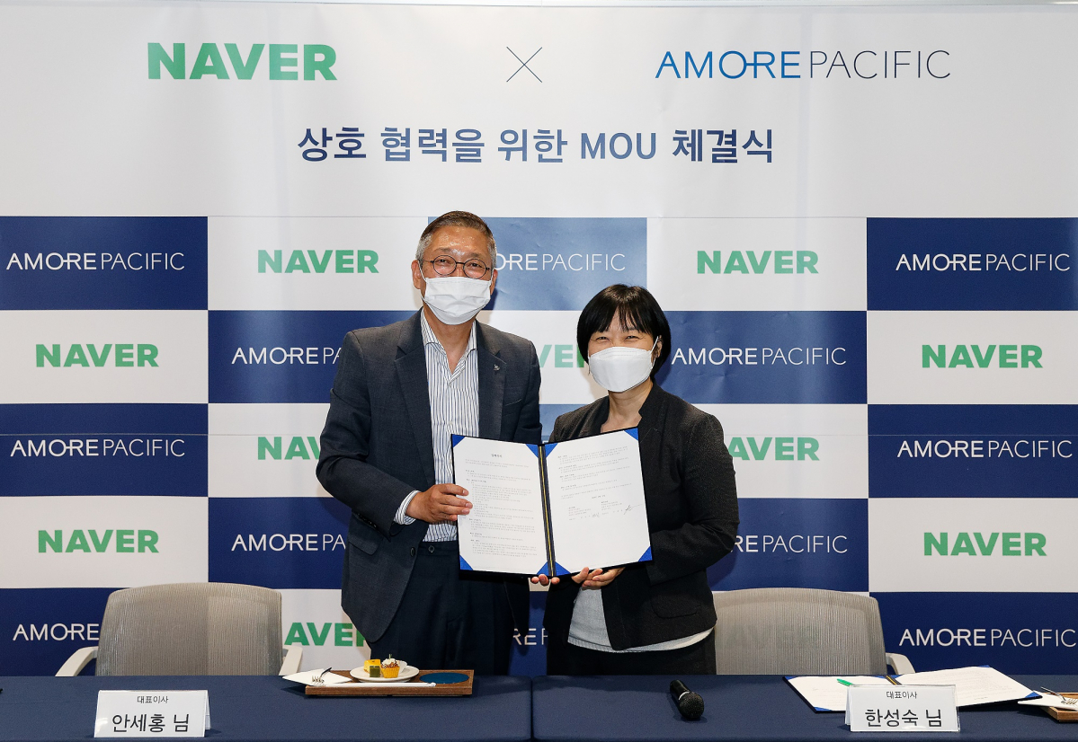 ▲한성숙 네이버 대표(오른쪽)와 안세홍 아모레퍼시픽 대표가 양해각서 체결 후 기념촬영을 하고 있다.  (사진제공=네이버)