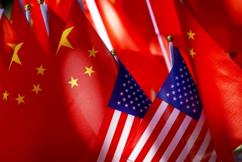 ▲베이징에서 중국 국기와 미국 국기가 함께 진열돼 있다. 베이징/AP뉴시스 
