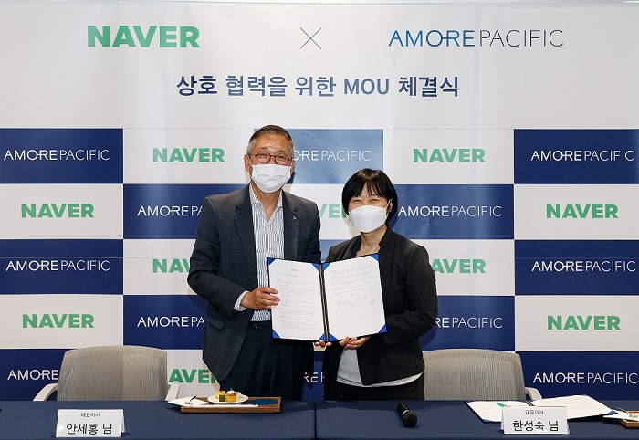 ▲아모레퍼시픽 안세홍 대표이사(왼쪽)와 네이버 한성숙 대표이사가 업무협약을 맺은 후 포즈를 취하고 있다. (사진제공=아모레퍼시픽)
