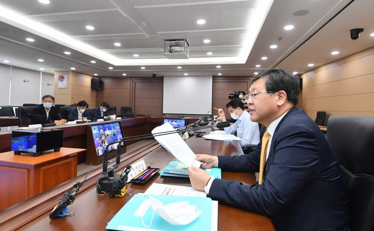 ▲안일환 기획재정부 2차관이 23일 정부세종청사에서 ‘범정부 추경 태스크포스(TF) 회의 겸 비상 재정관리점검회의’를 주재하고 모두발언을 하고 있다. (사진제공=기획재정부)