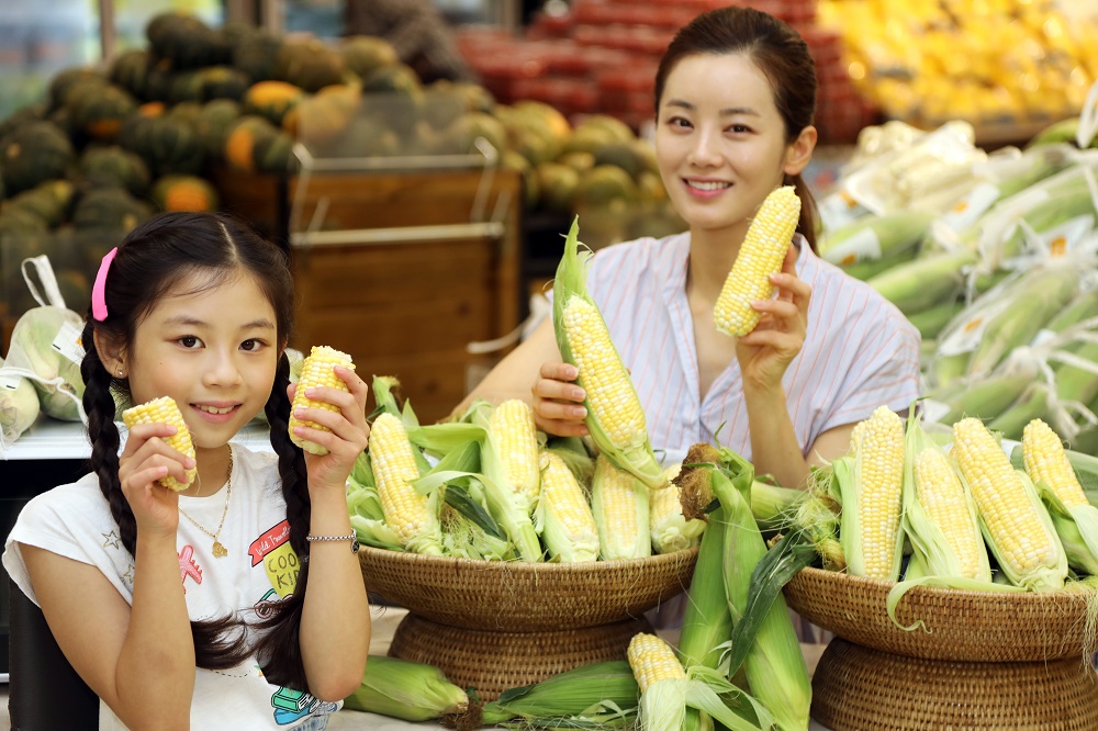 ▲23일 오전 이마트 성수점에서 모델들이 간편하게 먹을 수 있는 '초당옥수수'를 소개하고 있다.  (사진제공=이마트)