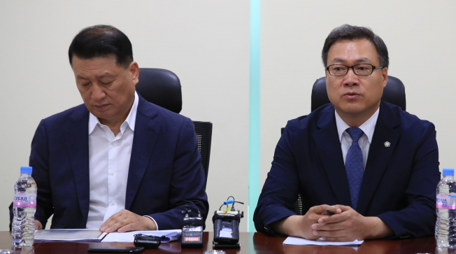 ▲김홍걸 의원의 대리인 조순열 변호사(오른쪽)와 김정기 민화협 상임이사가 23일 서울 여의도 국회 의원회관에서 김홍걸 의원의 재산상속 관련 기자회견을 열고 발언하고 있다. (연합뉴스)