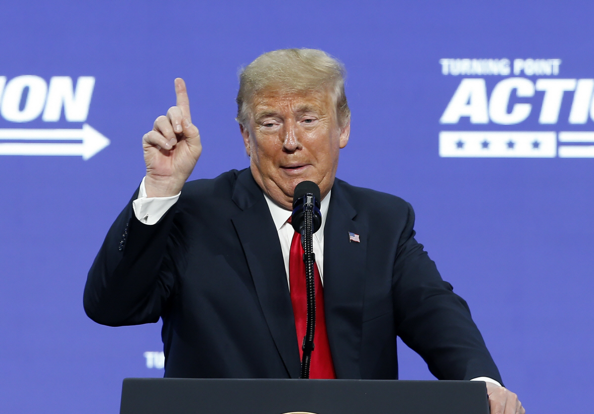 ▲도널드 트럼프 미국 대통령이 23일(현지시간) 애리조나주 피닉스에서 열린 공화당 청년당원 행사에서 연설하고 있다. 피닉스/AP뉴시스