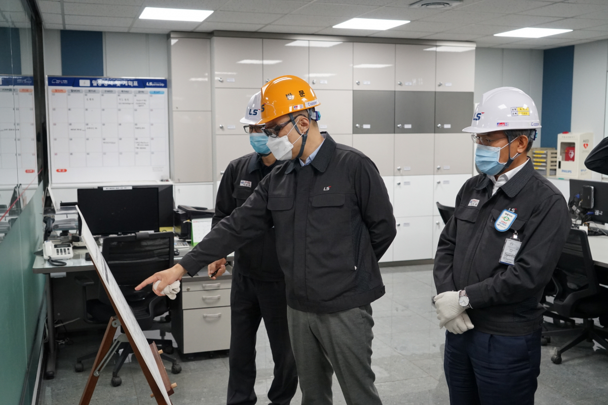 ▲구자은 LS그룹 미래혁신단장 겸 LS엠트론 회장이 23일, LS-Nikko동제련 온산 제련소를 방문해 동제련 스마트 팩토리(ODS ; Onsan Digital Smelter)’의 DCS(개방형 양방향 제어 시스템) 관제실을 둘러보고 있다. (사진제공=LS)