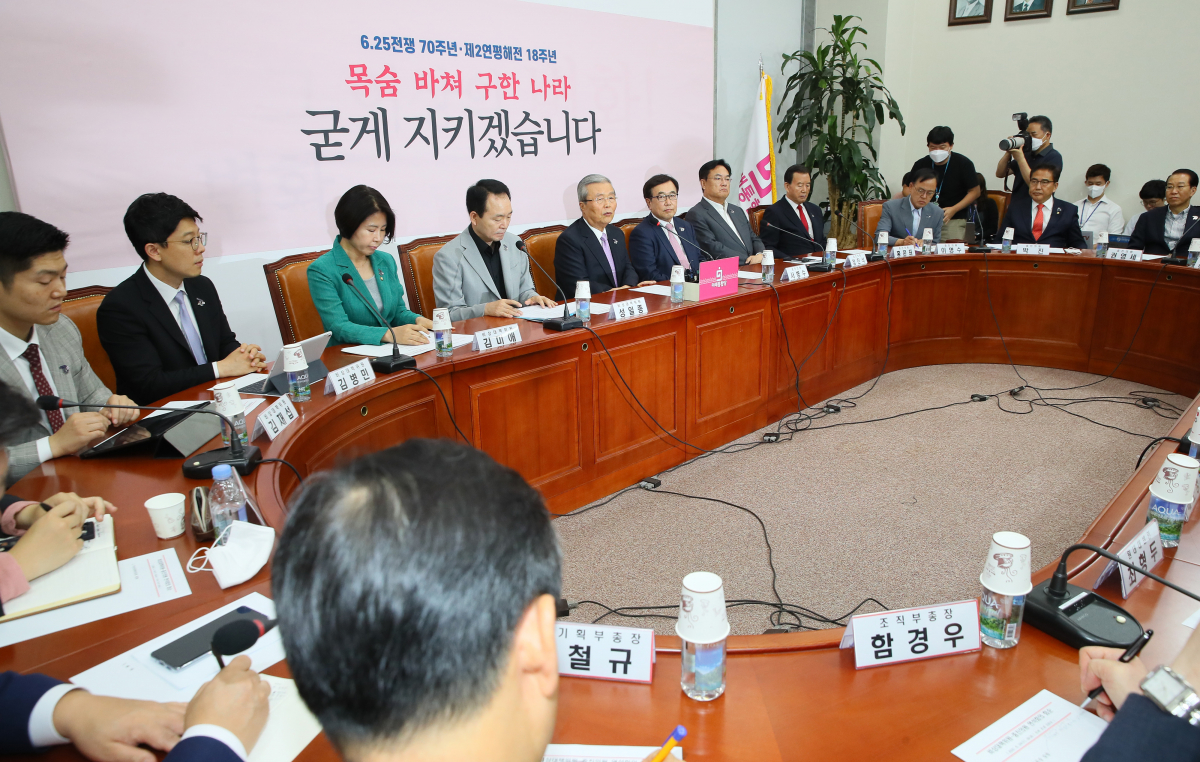 ▲미래통합당 김종인 비상대책위원장이 24일 국회에서 열린 비상대책위원-중진의원 연석회의에서 발언하고 있다.  (연합뉴스)