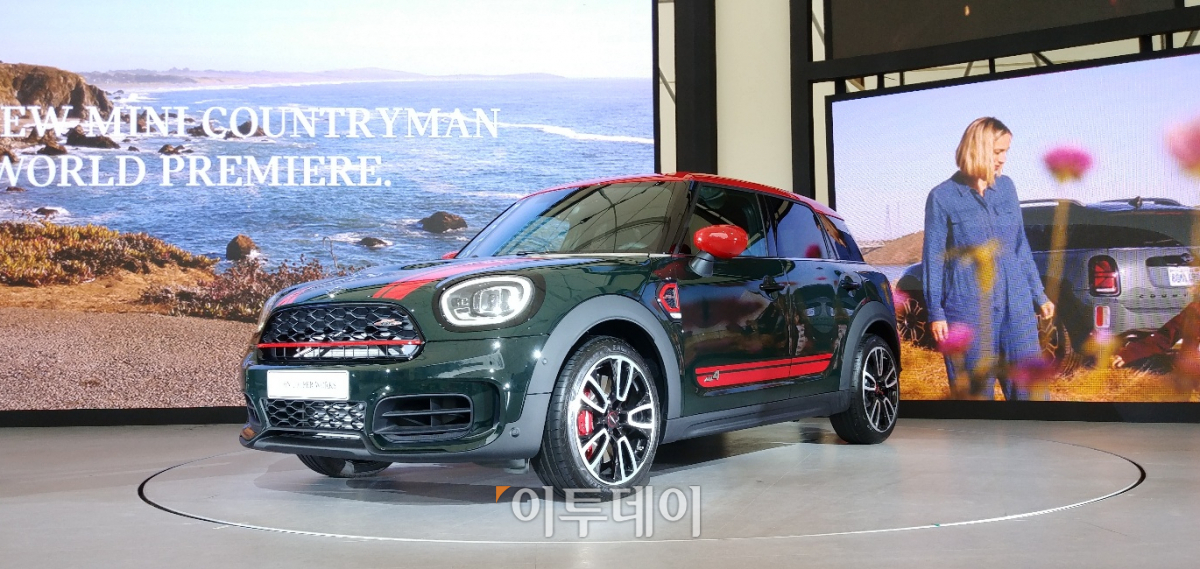 ▲뉴 MINI 컨트리맨은 육각형 구조로 새로 제작된 라디에이터 그릴, 각진 헤드라이트와 주간주행등, 유니언잭이 문양이 추가된 LED 리어 라이드 등 전반적인 디자인에 변화를 줬다. (유창욱 기자 woogi@)