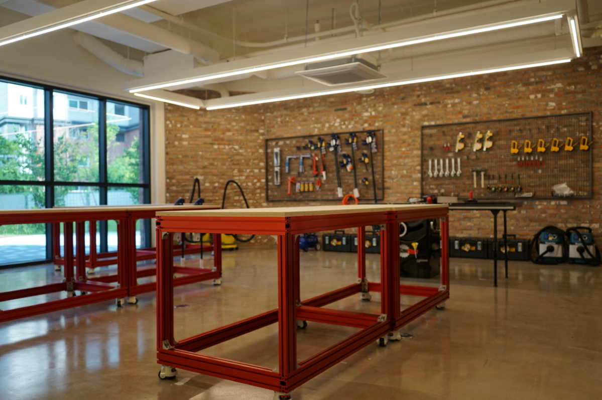 ▲위스테이별내 단지 내 각종 전문가용 연장과 작업대를 갖춘 목공소. (사진제공=더함)