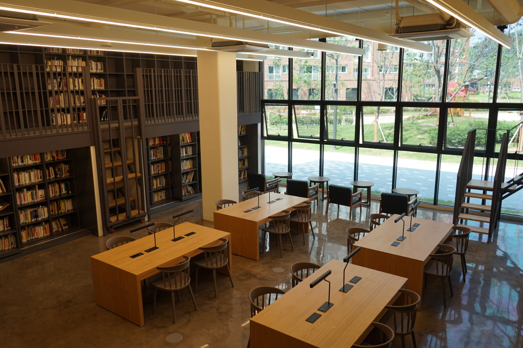 ▲위스테이별내 단지 내 입주민이 선정하고 기부한 책 3000여 권이 꽂힌 도서관. (사진제공=더함)