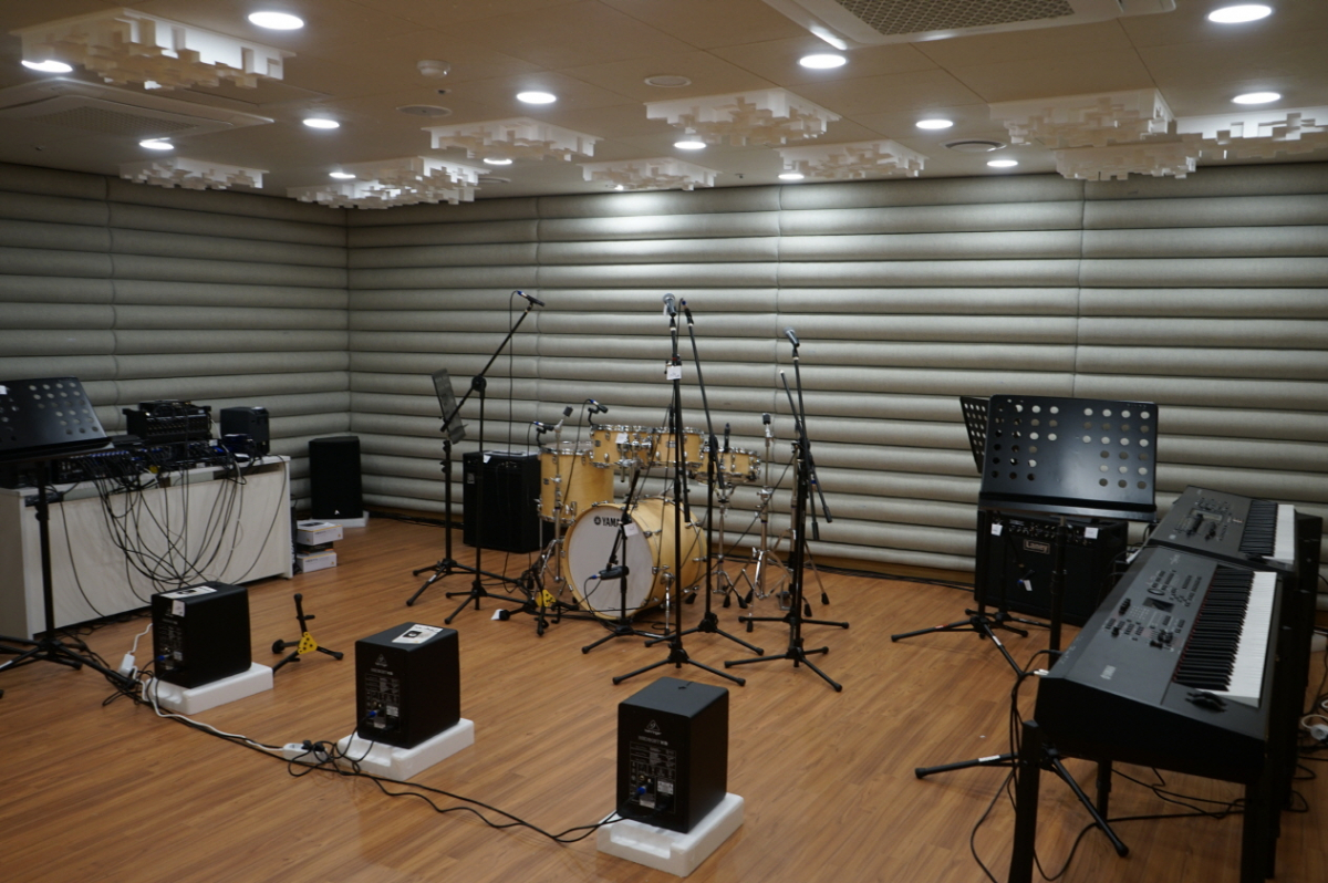 ▲위스테이별내 단지 내 드럼과 마이크, 키보드건반과 방음시설을 갖춘 악기연주실. (사진제공=더함)