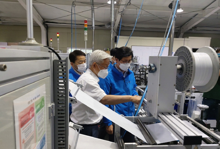 ▲박두용 안전보건공단 이사장(사진 오른쪽)이 24일 경기도 광주 소재 마스크 제조업체인 도부라이프텍 사업장을 찾아 기계설비 작동에 따른 위험요인을 점검하고 있다. (사진제공=안전보건공단)