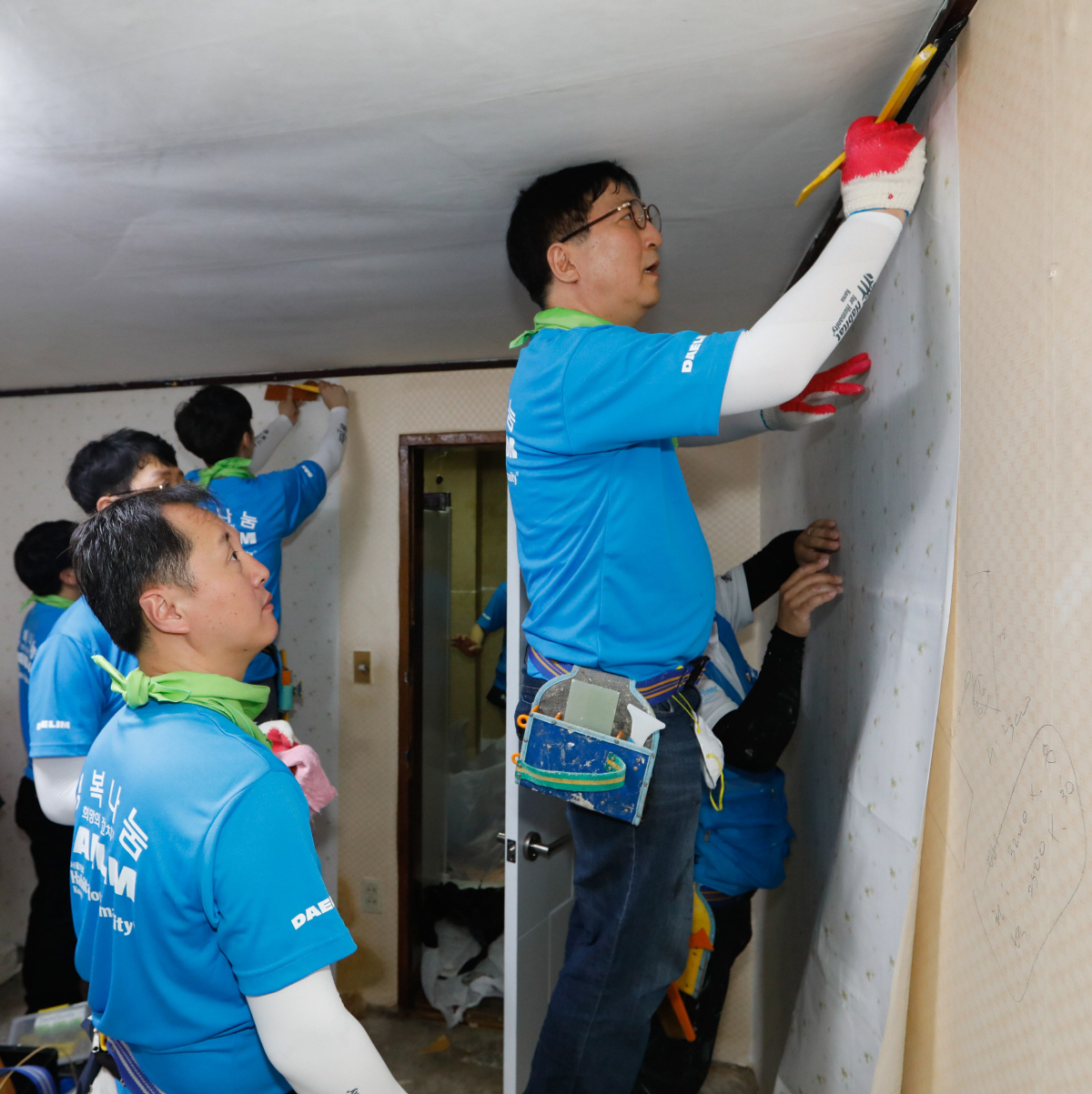 ▲대림그룹 임직원들과 해비타트 관계자들이 집고치기 활동을 하고 있다.