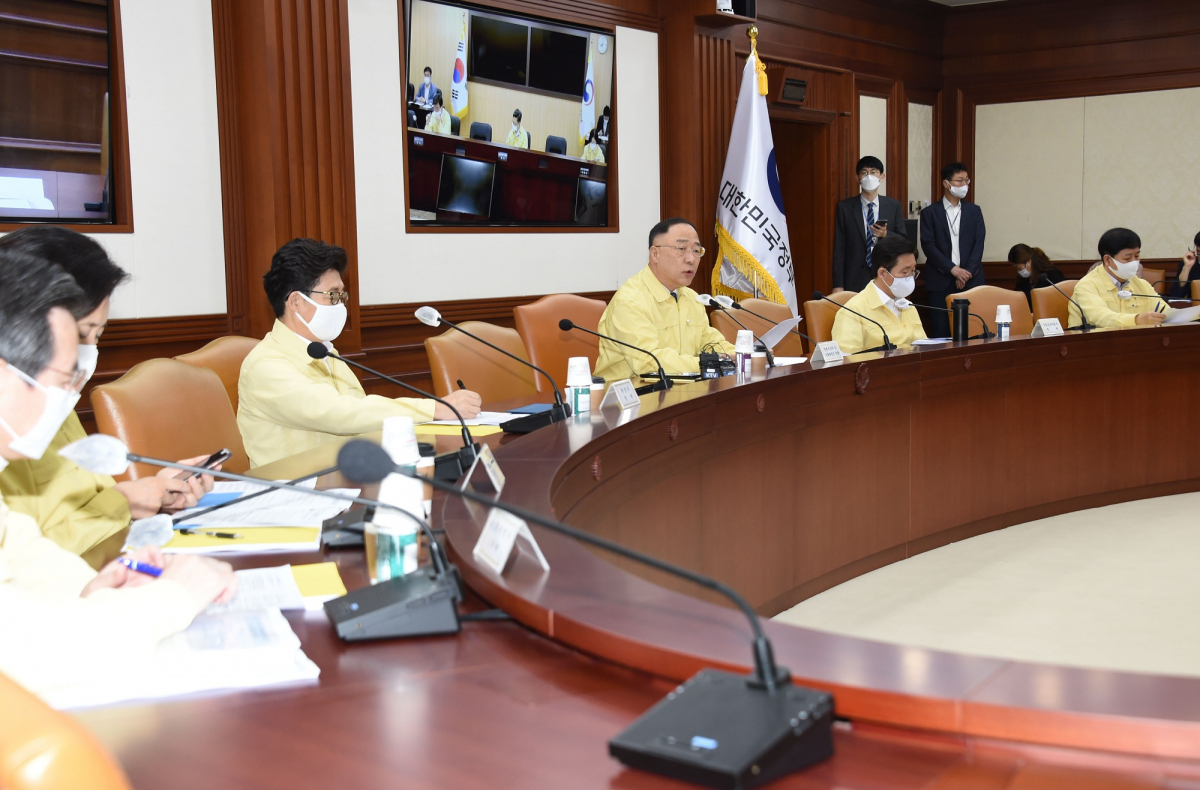 ▲홍남기 경제부총리 겸 기획재정부 장관이 25일 서울 광화문 정부서울청사에서 '제8차 비상경제 중앙대책본부 회의'를 주재하고 모두발언을 하고 있다. (사진제공=기획재정부)