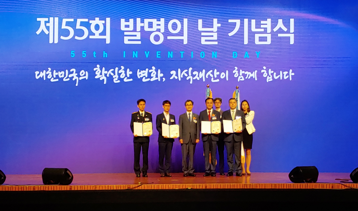 ▲한우근 필룩스 대표이사(우측에서 두 번째)가 제55회 발명의 날 기념식에 참여해 수상자들과 기념촬영을 진행했다. (사진출처=필룩스)