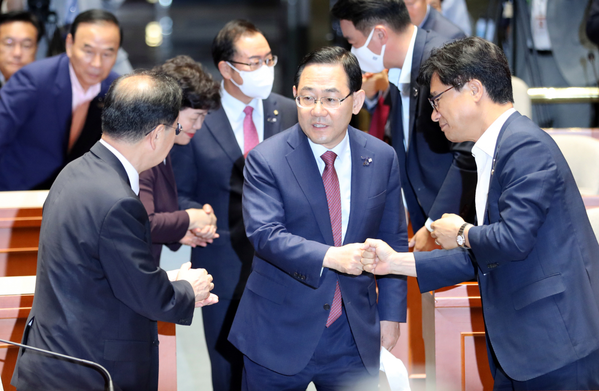 ▲미래통합당 주호영 원내대표와 이종배 정책위의장이 25일 오전 서울 여의도 국회에서 열린 긴급 비상의원총회에서 재신임을 추인받은 후 의총에 참석하고 있다. (연합뉴스)