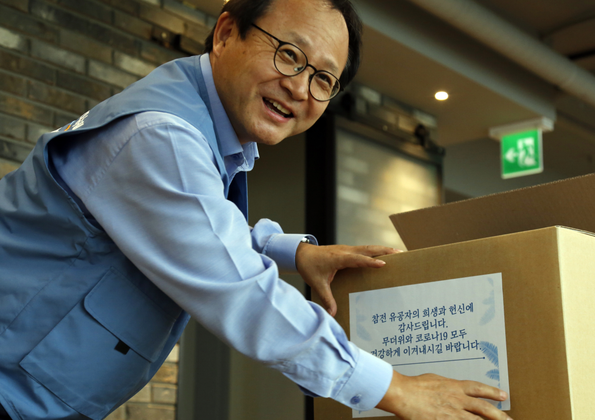 ▲정기섭 포스코에너지 사장이 보훈가족들에 전달할 에너지 세이브 키트를 만들고 있다. (사진제공=포스코에너지)