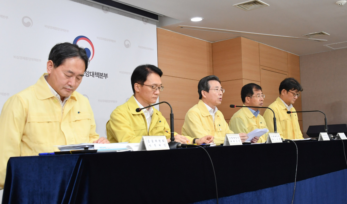 ▲김용범 기획재정부 1차관이 25일 정부서울청사에서 '제8차 비상경제 중앙대책본부 회의' 결과를 발표하고 있다. 왼쪽부터 김태현 금융위원회 사무처장, 김병규 기재부 세제실장, 김용범 차관, 강경성 산업통상자원부 산업정책실장, 권기섭 고용노동부 고용정책실장. (사진제공=기획재정부)