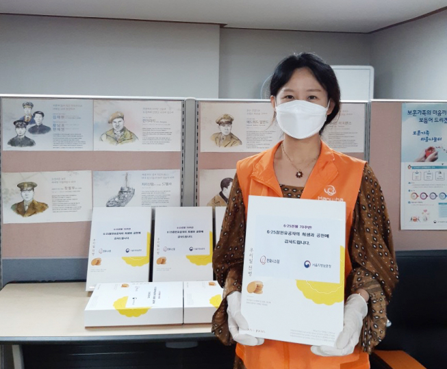 ▲한화시스템 직원들이 KF94 마스크와 라텍스 장갑을 착용하고 6.25 참전 유공자 위문품을 포장하고 있다. (사진제공=한화시스템)