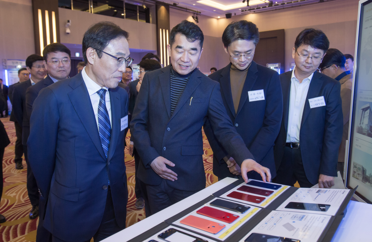 ▲지난해 3월 서울 양재동 더케이호텔에서 열린 '2019 상생협력데이'에서 휴대폰 케이스 협력사 '인탑스'의 이형민 상무가 김기남 삼성전자 대표이사 부회장에게 갤럭시 스마트폰에 적용된 신소재에 대해 설명하고 있다. (사진제공=삼성전자)