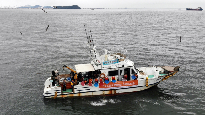 ▲한화토탈이 25일 대산공장 인근에 위치한 삼길포 앞바다에서 지역어민 및 관계자와 회사 임직원 등 30여명이 참석한 가운데 지역 경제 활성화와 어족자원 보호를 위한 '치어방류행사'를 진행했다. (사진제공=한화토탈)