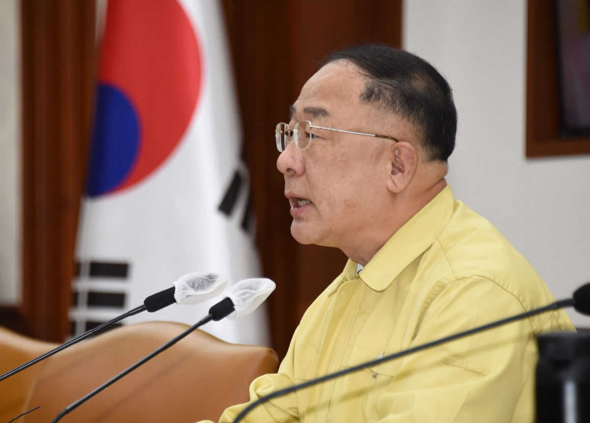 ▲홍남기 경제부총리 겸 기획재정부 장관이 25일 정부서울청사에서 비상경제 중앙대책본부(경제 중대본) 회의 겸 경제관계장관회의를 주재하고 모두발언을 하고 있다. (사진제공=기획재정부)
