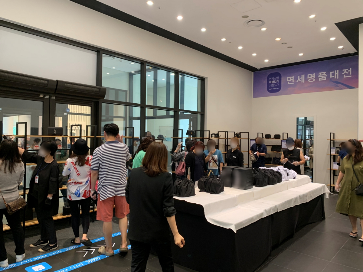 ▲25일 롯데백화점 '면세명품대전'의 프리오픈 행사장에서 소비자들이 상품을 둘러보고 있다.
(사진제공=롯데쇼핑)