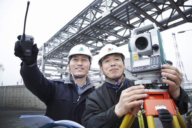 ▲GS칼텍스 직원과 협력사 직원이 협업을 진행하고 있다. (사진제공=GS칼텍스)