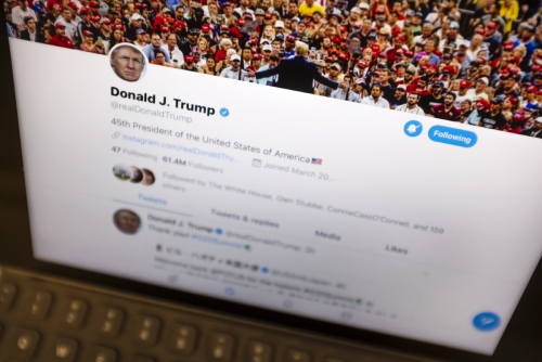 ▲도널드 트럼프 미국 대통령의 트위터 피드가 애플 아이패드 화면에 떠 있다. AP뉴시스
