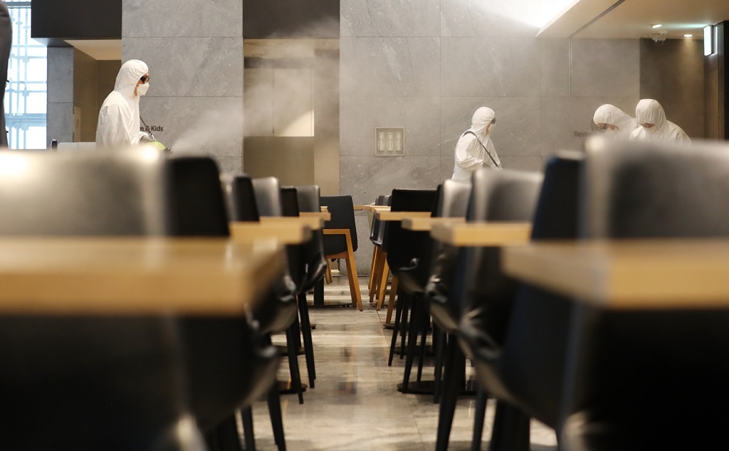 ▲25일 오후 대전시 서구 둔산동 갤러리아백화점 타임월드 식당가에서 방역업체 관계자들이 방역·소독하고 있다. 대전시 등에 따르면 이 백화점 식당가 입주업체 직원 1명이 신종코로나바이러스 감염증(코로나19) 양성 판정을 받았다. (연합뉴스)