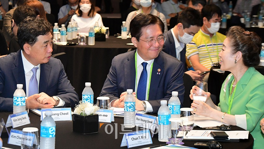 ▲김상철(왼쪽부터) 이투데이미디어 대표이사, 성윤모 산업통상자원부 장관, 유연숙 기후변화센터 이사장이 25일 서울 중구 노보텔 앰배서더 서울 동대문 그랜드볼룸에서 열린 '서울 기후-에너지 회의 2020(CESS 2020)'에서 대화를 하고 있다. 새로운 물결을 맞이하다 '포스트 코로나 시대' 그린뉴딜을 위한 순환경제를 주제로 열린 이날 행사는 재단법인 기후변화센터와 이투데이미디어가 공동 주최했다. 고이란 기자 photoeran@