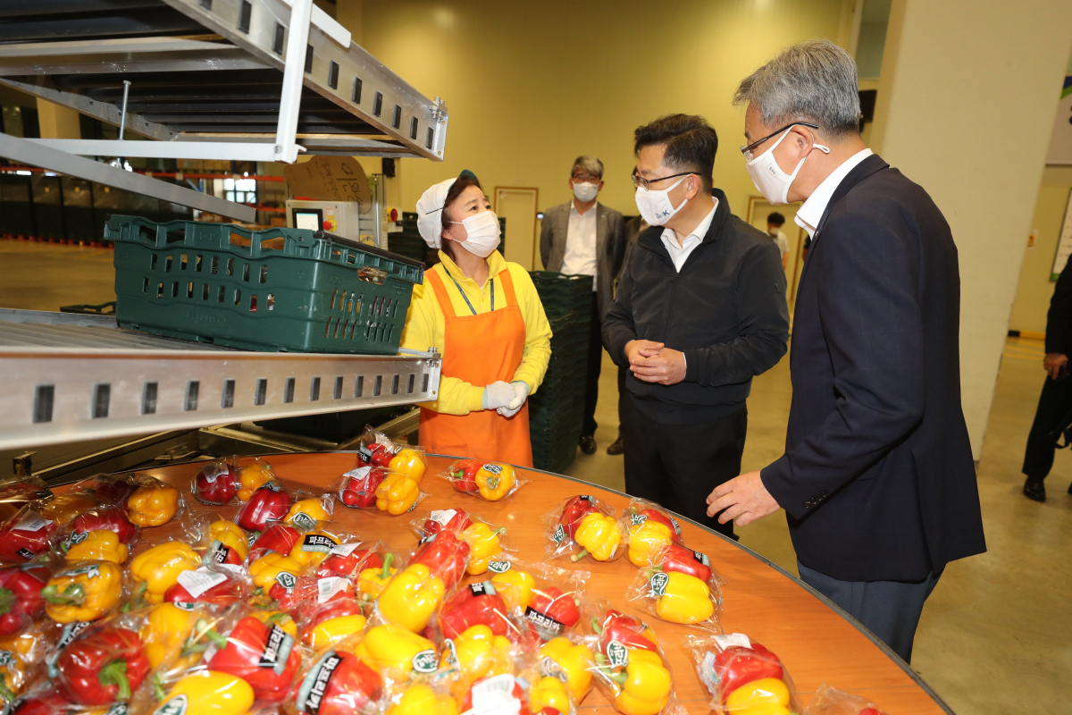 ▲25일 김현수장관이 농협안성물류센터를 방문해 방역상황을 점검하고 종사자를 격려하고 있다. (사진제공=농림축산식품부)