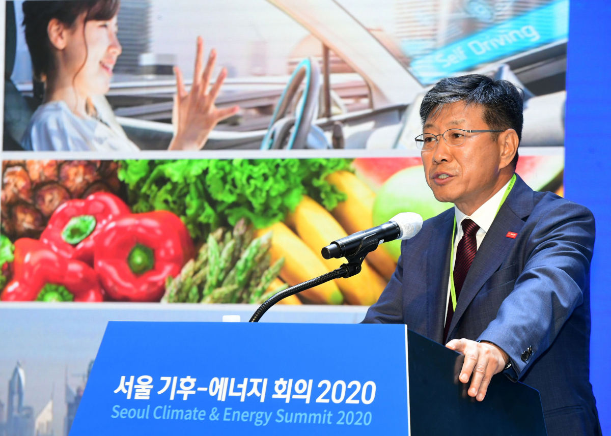 ▲김영률 한국바스프 대표이사 회장이 25일 서울 중구 노보텔 앰배서더 서울 동대문 그랜드볼룸에서 열린 '서울 기후-에너지 회의 2020(CESS 2020)'에서 '그린뉴딜 기반의 비즈니스 패러다임 전환'을 주제로 발표하고 있다. 새로운 물결을 맞이하다 '포스트 코로나 시대' 그린뉴딜을 위한 순환경제를 주제로 열린 이날 행사는 재단법인 기후변화센터와 이투데이미디어가 공동 주최했다.  (고이란 기자 photoeran@)