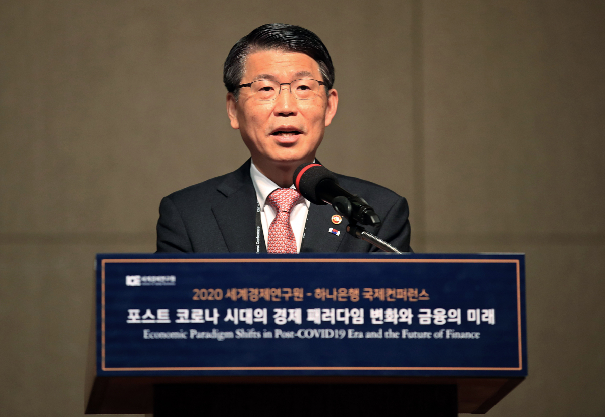 ▲은성수 금융위원장이 26일 오전 서울 중구 소공동 롯데호텔에서 열린 2020 세계경제연구원-하나은행 국제 컨퍼런스 '포스트 코로나 시대의 경제 패러다임 변화와 금융의 미래'에서 축사 겸 기조연설을 하고 있다. (사진제공= 연합뉴스)