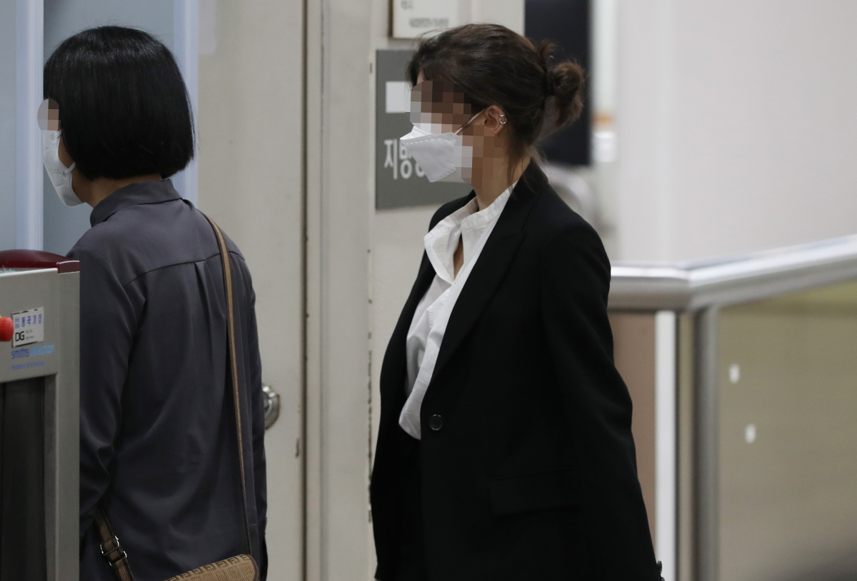 ▲해외에서 마약을 투약하고 밀반입한 혐의로 기소돼 1심에서 징역형의 집행유예를 선고받은 홍정욱 전 의원 딸 홍모씨가 26일 서초동 서울고등법원에서 열리는 2심 선고공판에 출석하고 있다. 2020.6.26 (연합뉴스)