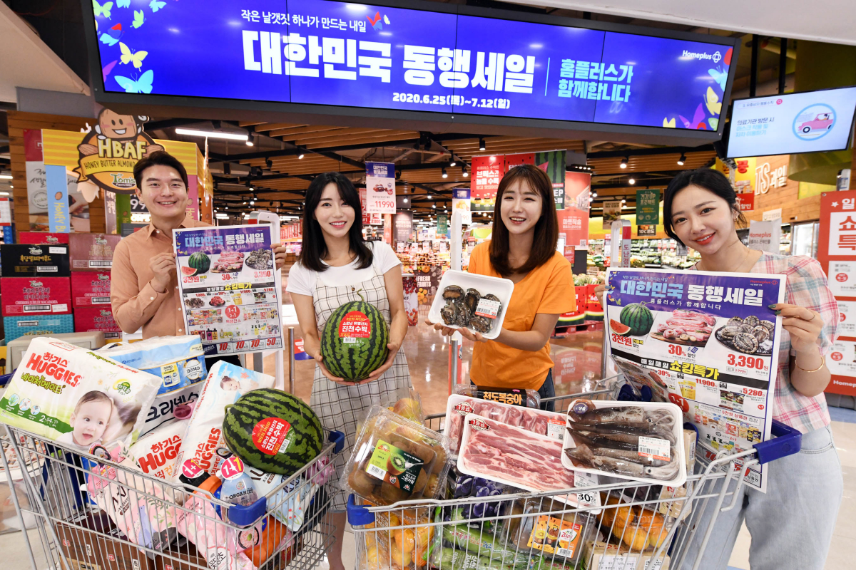 ▲26일 홈플러스 강서점에서 모델들이 '대한민국 동행세일' 행사상품을 선보이고 있다.   (사진제공=홈플러스)