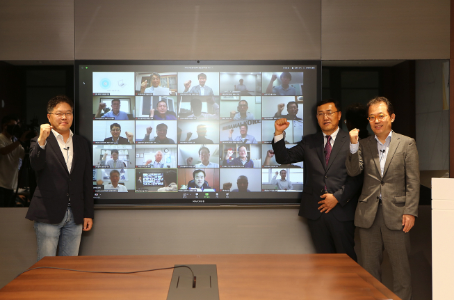 ▲26일 협약식이 끝난 후 SK머티리얼즈 유신 경영관리실장(왼쪽), 이규원 경영관리본부장(가운데), 로움하이텍 박주현 대표(오른쪽)가 온라인으로 참석한 24개사 대표와 파이팅 포즈를 취하고 있다.  (사진제공=SK머티리얼즈)