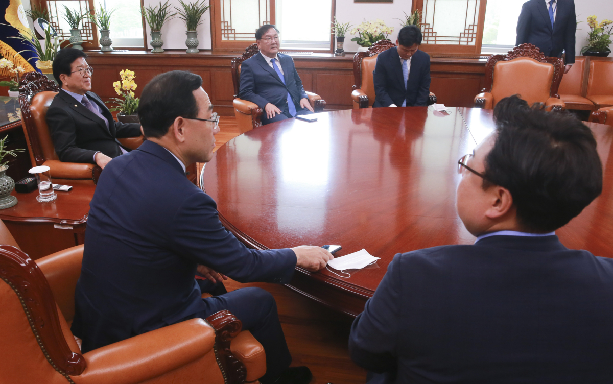 ▲박병석 국회의장과 여야 원내대표가 26일 오후 서울 여의도 국회 의장실에서 회동하고 있다.    왼쪽부터 시계방향으로 미래통합당 김성원 원내수석부대표, 주호영 원내대표, 박 의장, 더불어민주당 김태년 원내대표, 김영진 원내수석부대표.  (연합뉴스)