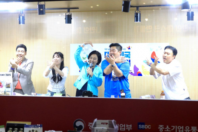 ▲'동행세일' 라이브 커머스 출연한 박영선 중소벤처기업부 장관 (연합뉴스)