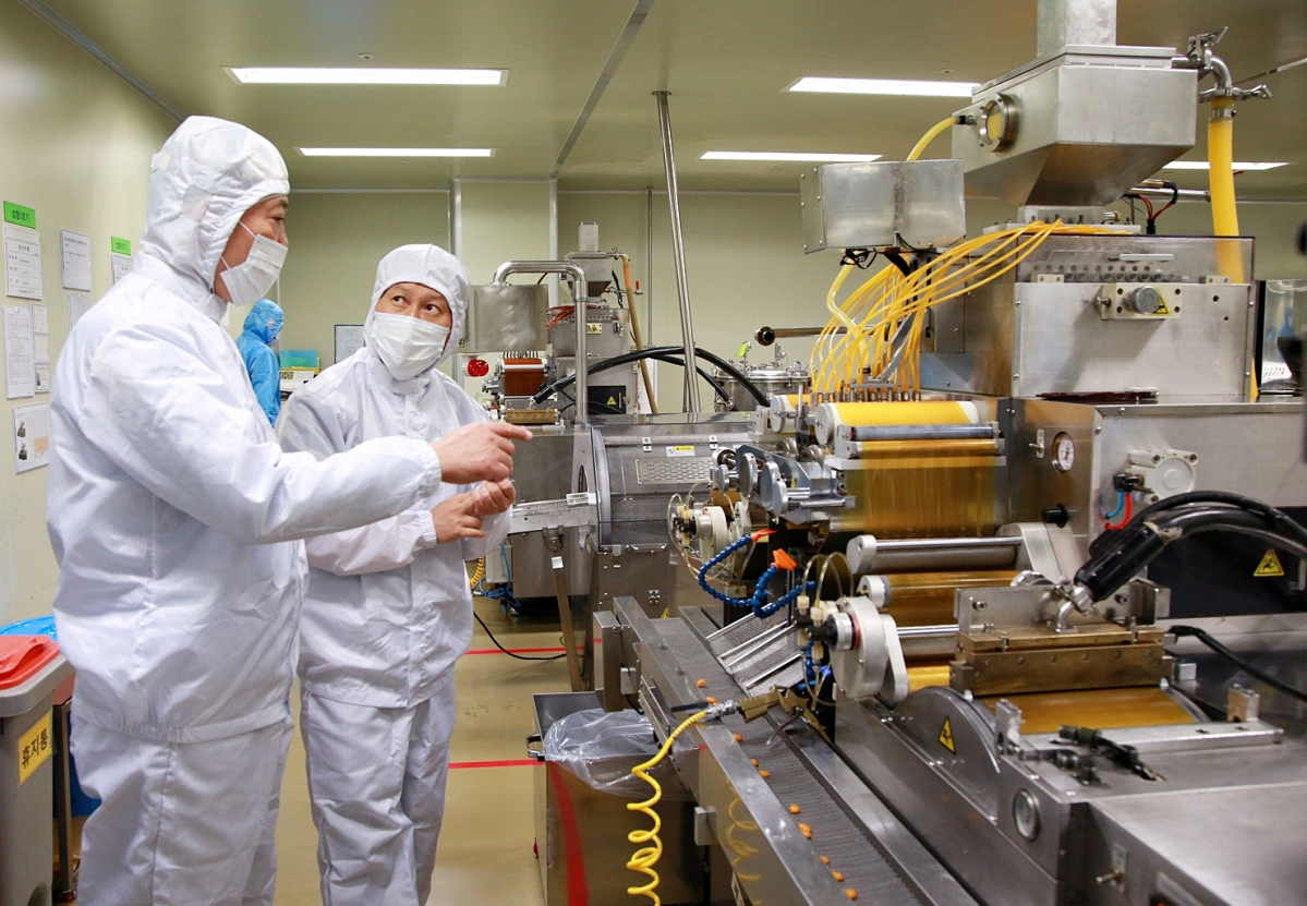 ▲이완신 롯데홈쇼핑 대표(왼쪽)가 26일 파트너사 코스맥스바이오를 방문해 김호기 코스맥스바이오 생산팀장과 생산시설을 둘러보고 있다. (사진제공=롯데홈쇼핑)