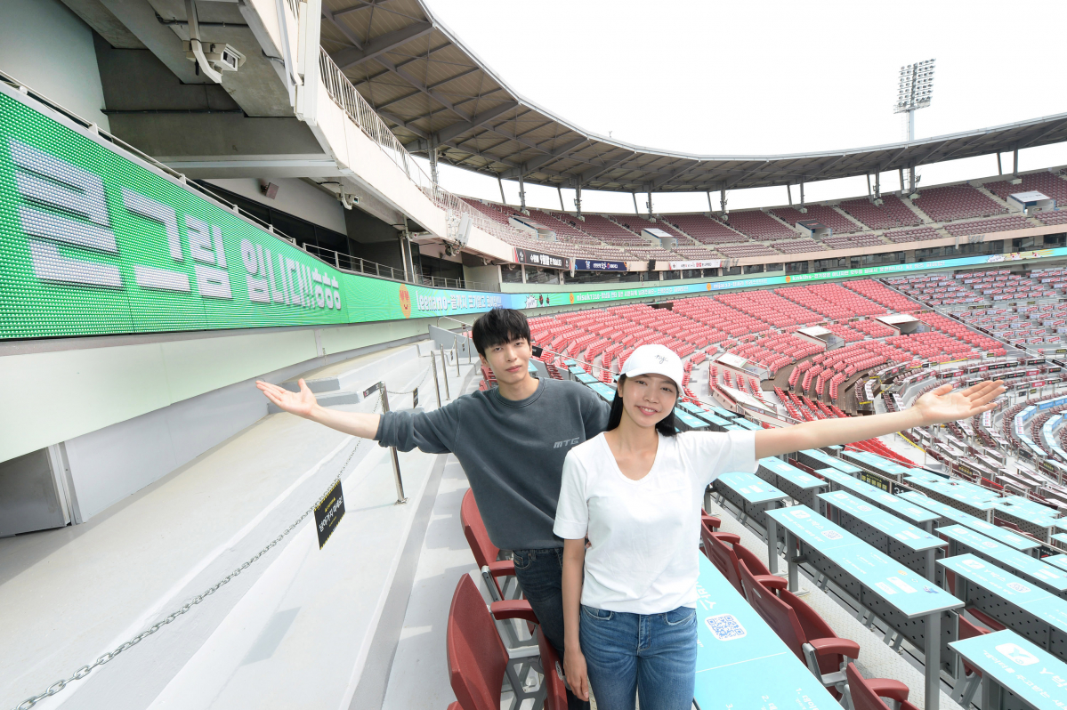 ▲LG전자가 경기도 수원시에 있는 ‘수원KT위즈파크’ 내 리본보드(띠전광판)를 ‘LG LED 사이니지’로 조성했다. (사진제공=LG전자)