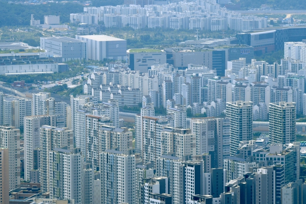 ▲역대 최고강도 부동산 대책인 12.16 주택시장 안정화 방안 발표 이후 조정 모습을 보이던 강남권 집값이 최근 반등 조짐을 보이고 있다. 강북은 저평가 지역을 중심으로 가격 상승세가 지속, 중저가 아파트가 사라지고 9억원 대로 가격 수렴현상을 보이며 경기권은 수원 4개구, 화성, 구리 등이 두 자릿수 집값 상승률을 보이는 등 풍선효과가 확산되고 있어 12.16 대책의 효력이 다했다는 지적이 나온다. 사진은 10일 경기 광주시 남한산성에서 바라본 강남 아파트 단지 일대. 신태현 기자 holjjak@ (이투데이DB)