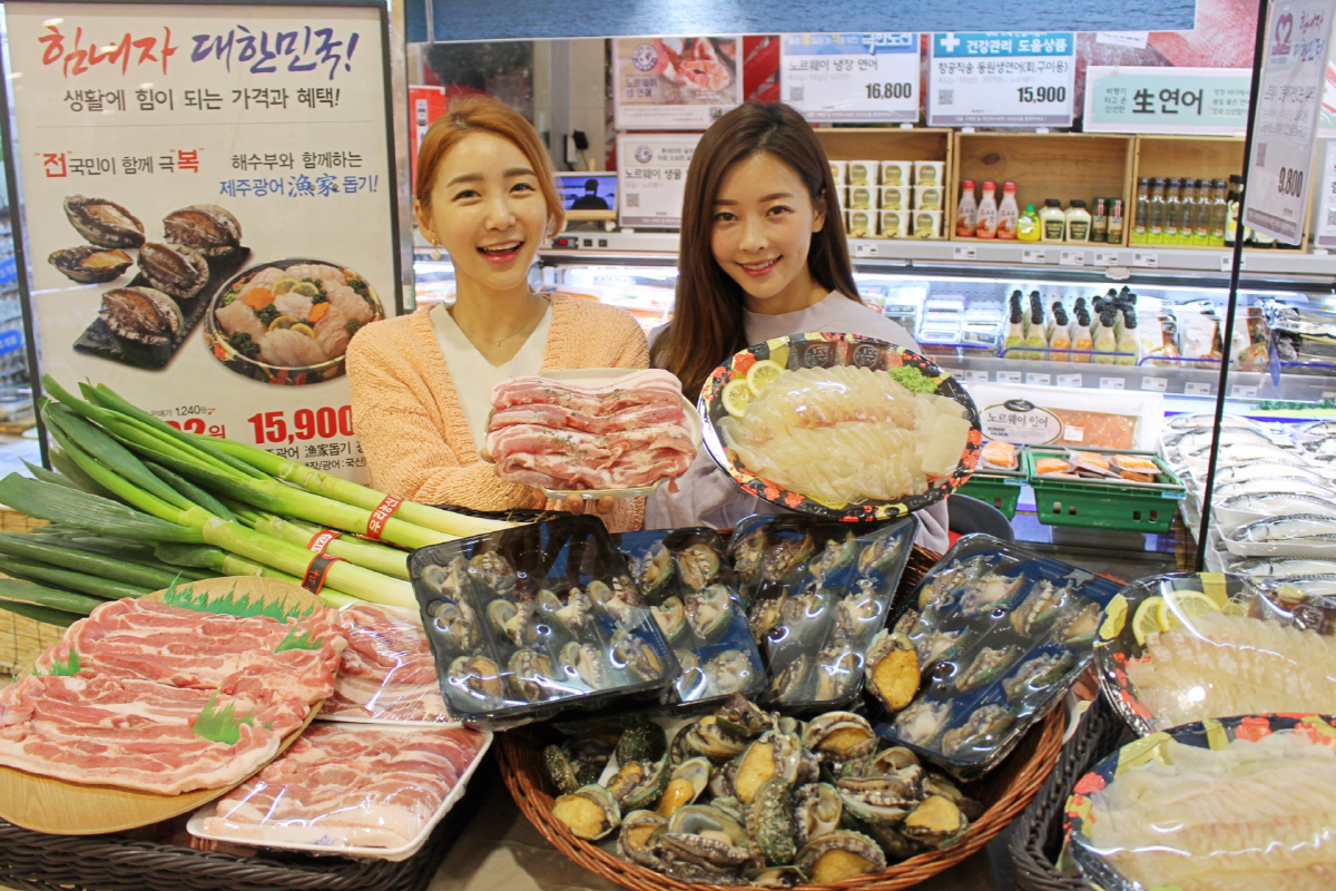 ▲롯데는 소비 침체와 수출 급감이라는 이중고를 겪는 농가들을 위해 ‘산지농가 돕기 행사’를 가졌다.
