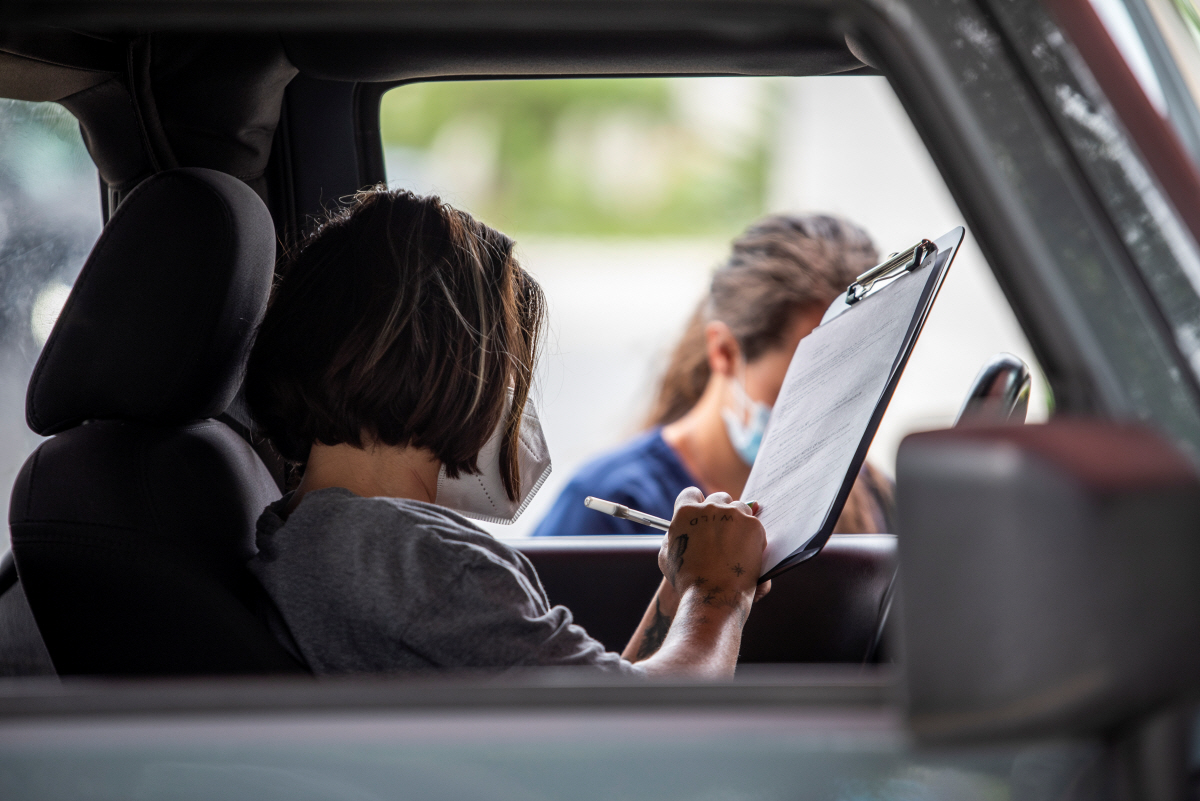 ▲미국 텍사스주 오스틴에서 28일(현지시간) 한 주민이 코로나19 검사를 받기 전 문진표를 작성하고 있다. 오스틴/로이터연합뉴스
