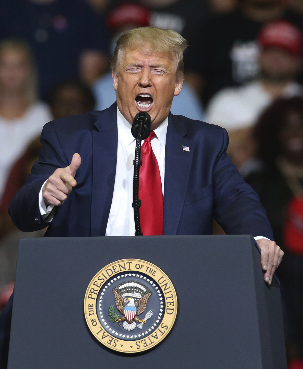 ▲도널드 트럼프 미국 대통령이 20일(현지시간) 오클라호마주 털사의 오클라호마은행센터(BOK)에서 열린 대선 유세장에서 연설하고 있다. 털사/AP연합뉴스
