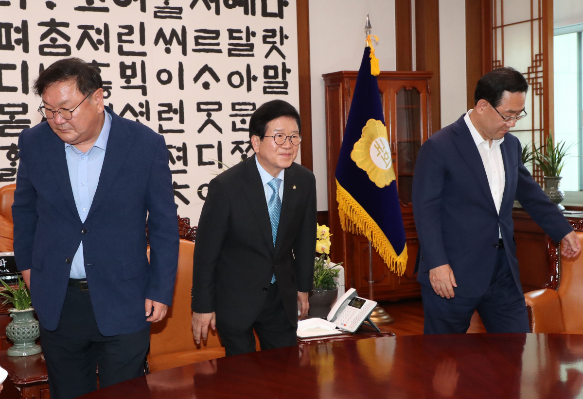 ▲박병석 국회의장(가운데), 더불어민주당 김태년 원내대표(왼쪽), 미래통합당 주호영 원내대표가 28일 국회 의장실에서 원구성 협상을 위해 만나 자리에 앉고 있다. (연합뉴스)