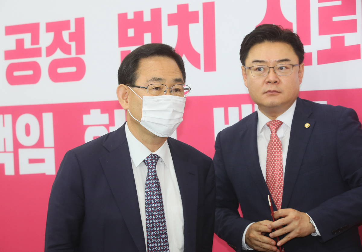 ▲여야간 개원협상이 결렬된 뒤 미래통합당 주호영 원내대표(왼쪽), 김성원 원내수석부대표가 29일 국회에서 기자간담회를 마치고 굳은 표정을 짓고 있다. (연합뉴스)