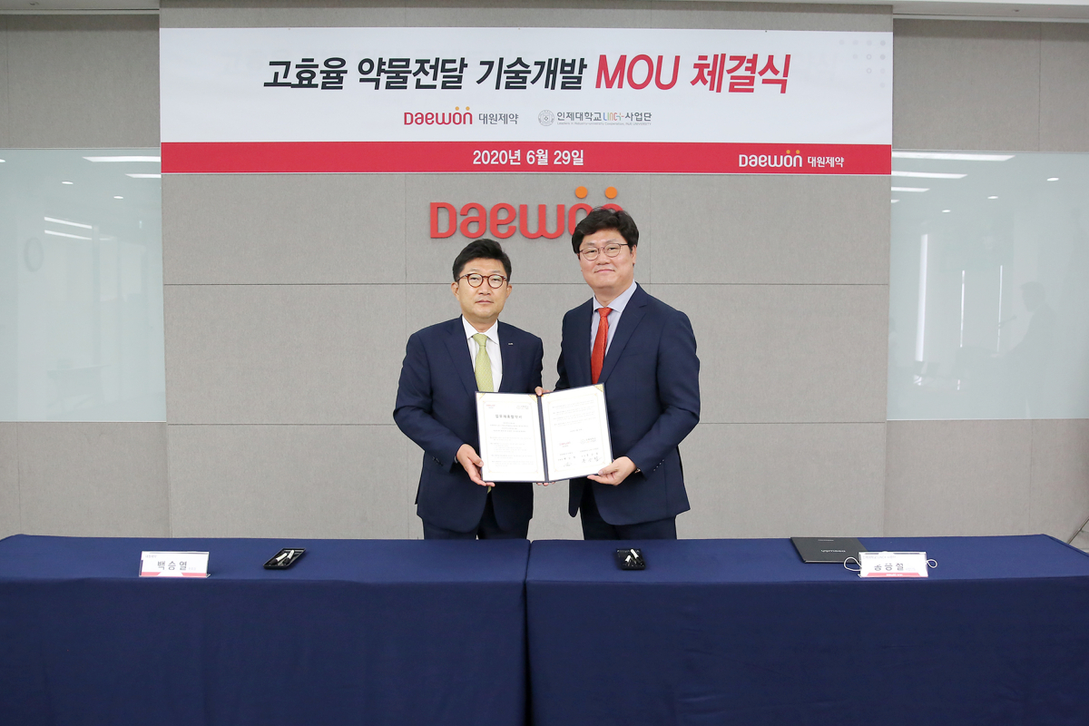 ▲29일 대원제약 해금홀에서 진행된 협약식에서 백승열 대원제약 부회장(왼쪽)과 홍승철 링크플러스 사업단장이 기념 촬영하고 있다. (사진제공=대원제약)