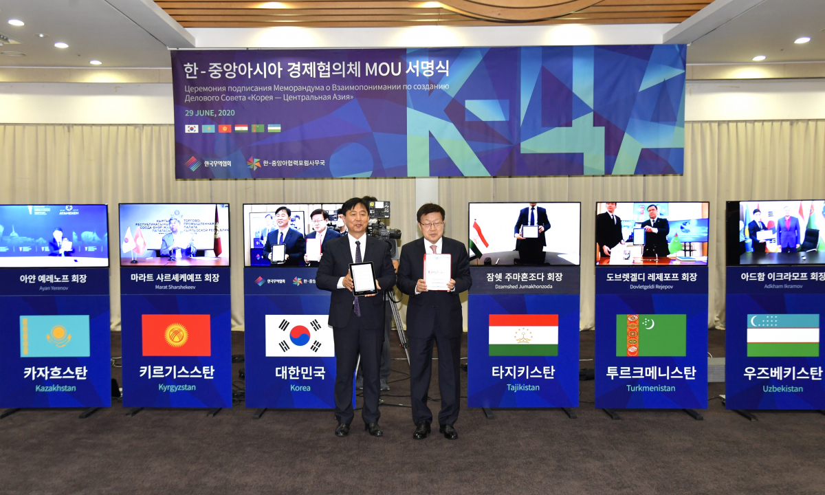 ▲김영주 무역협회 회장(오른쪽)과 김성인 한-중앙아 협력포럼 사무국장(왼쪽)이 서명한 MOU를 들고 중앙아 5개국 상의 회장들과 기념사진을 촬영하고 있다. (사진제공=무역협회)