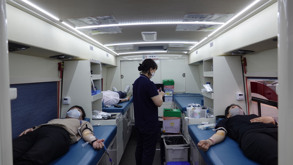 ▲게임물관리위원회 임직원들이 사랑의 헌혈 행사에 참여해 헌혈하고 있다.  (사진제공=게임물관리위원회)