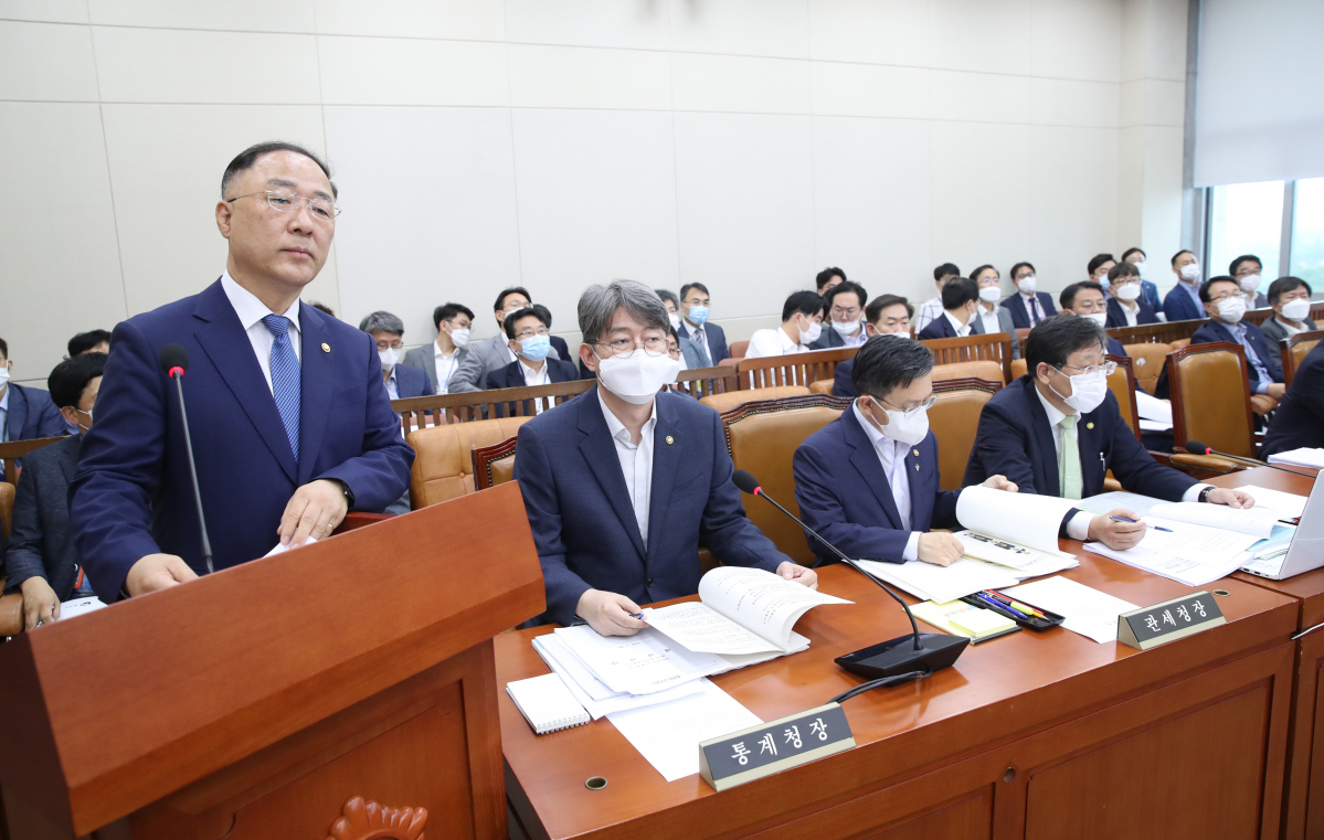 ▲홍남기 경제부총리 겸 기획재정부 장관이 29일 오후 국회 기획재정위원회 전체회의에서 3차 추가경정예산안에 대해 제안설명 하고 있다. (연합뉴스)