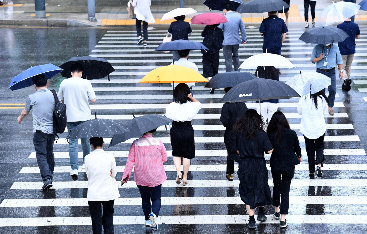 ▲전국에 본격적인 장마가 시작된 24일 서울 세종대로에서 우산을 쓴 시민들이 발걸음을 옮기고 있다. 신태현 기자 holjjak@